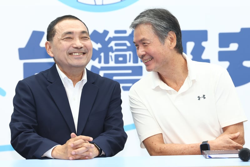 國安會前秘書長金溥聰(右)出任侯友宜(左)競選辦公室執行長。中央社