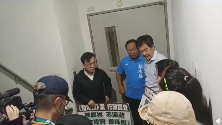 國民黨立委今直衝NCC大樓表達抗議，未料現場電梯、逃生門都被鎖上不得進入。翻攝國民黨團直播畫面