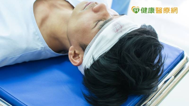 29歲青年車禍後昏迷　藉「1新興療法」已可睜開眼、微笑