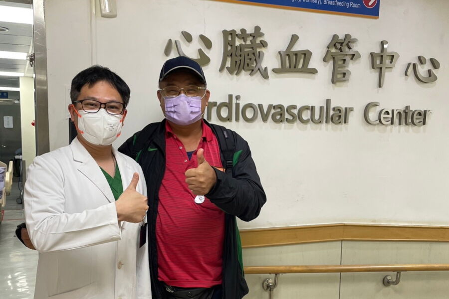 圖／病人許先生出院前，開心與心臟內科黃啟銘主任（左）合影。（圖／衛生福利部臺北醫院提供）