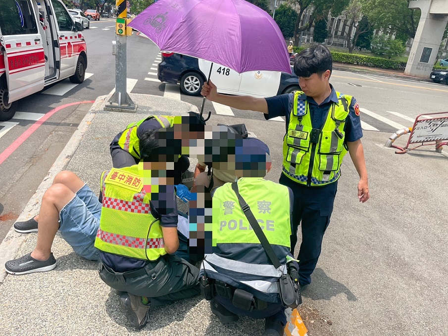▲圖說:警察與救護人員搶救及時,癲癇男子逐漸恢復意識後送醫救治 (圖/台中市政府提供)