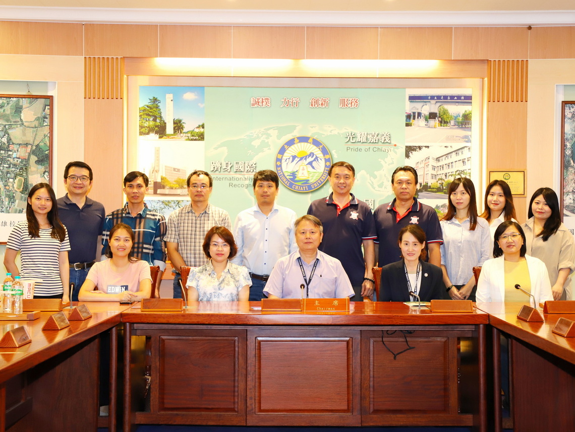 越南國家藥用材料研究所團隊至嘉義大學取經植物新藥綠色萃取技術