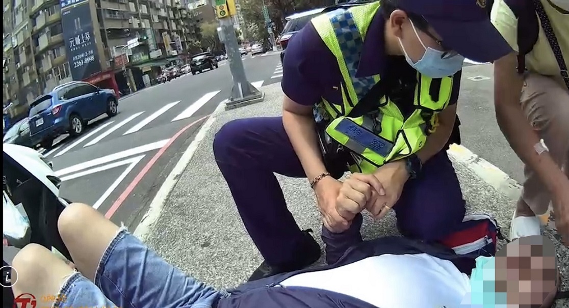 ▲圖說：黎明派出所巡邏員警急奔人行道，搶救癲癇倒地男子            （圖／台中市政府提供）