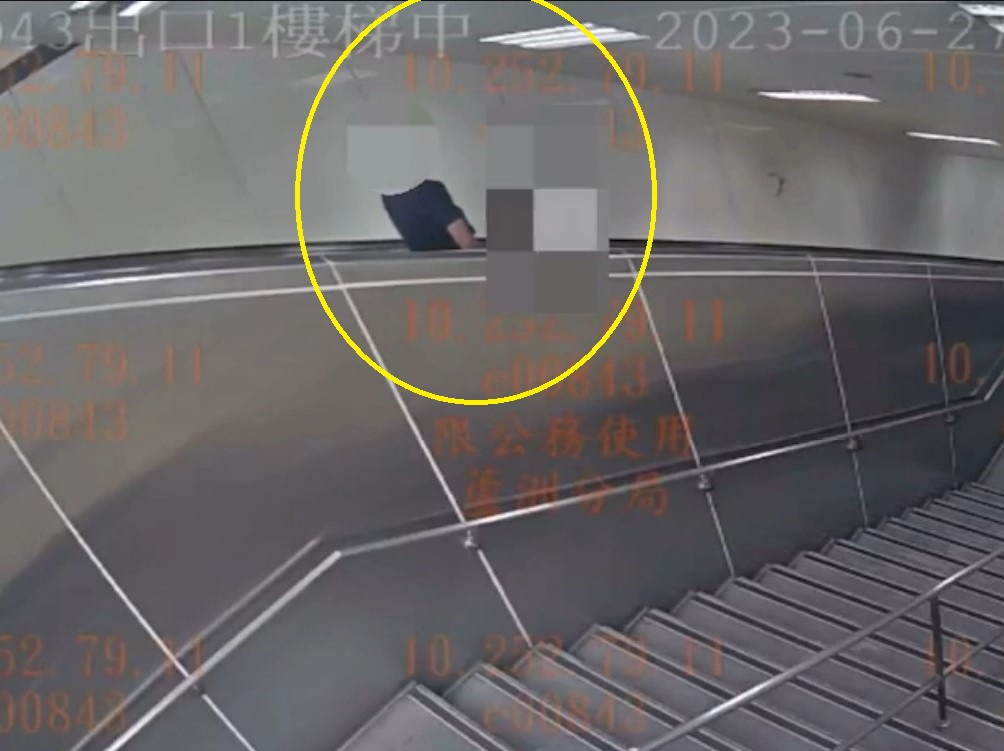 噁心男涉捷運扶梯自凟潑精 正妹摸腰一片濕報警逮人 394 噁心男涉捷運扶梯自凟潑精 正妹摸腰一片濕報警逮人 393