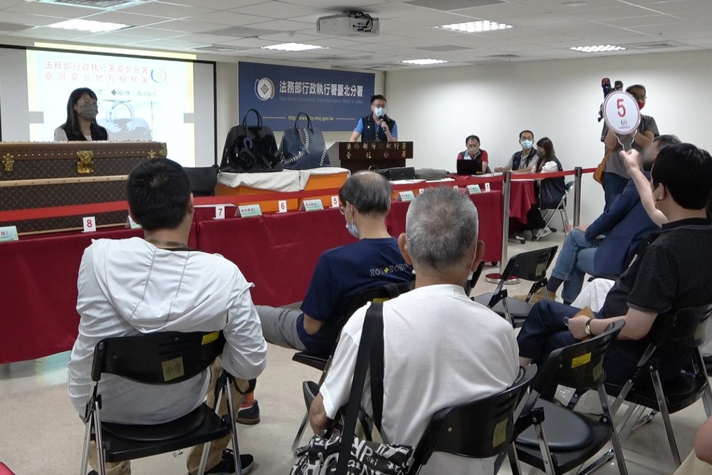 im.B詐騙案名牌包台北分署拍賣 5件283萬元成交 370 im.B詐騙案名牌包台北分署拍賣 5件283萬元成交 369