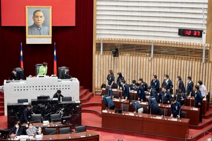 高雄市議會定期大會閉幕 陳其邁率市府團隊感謝致意