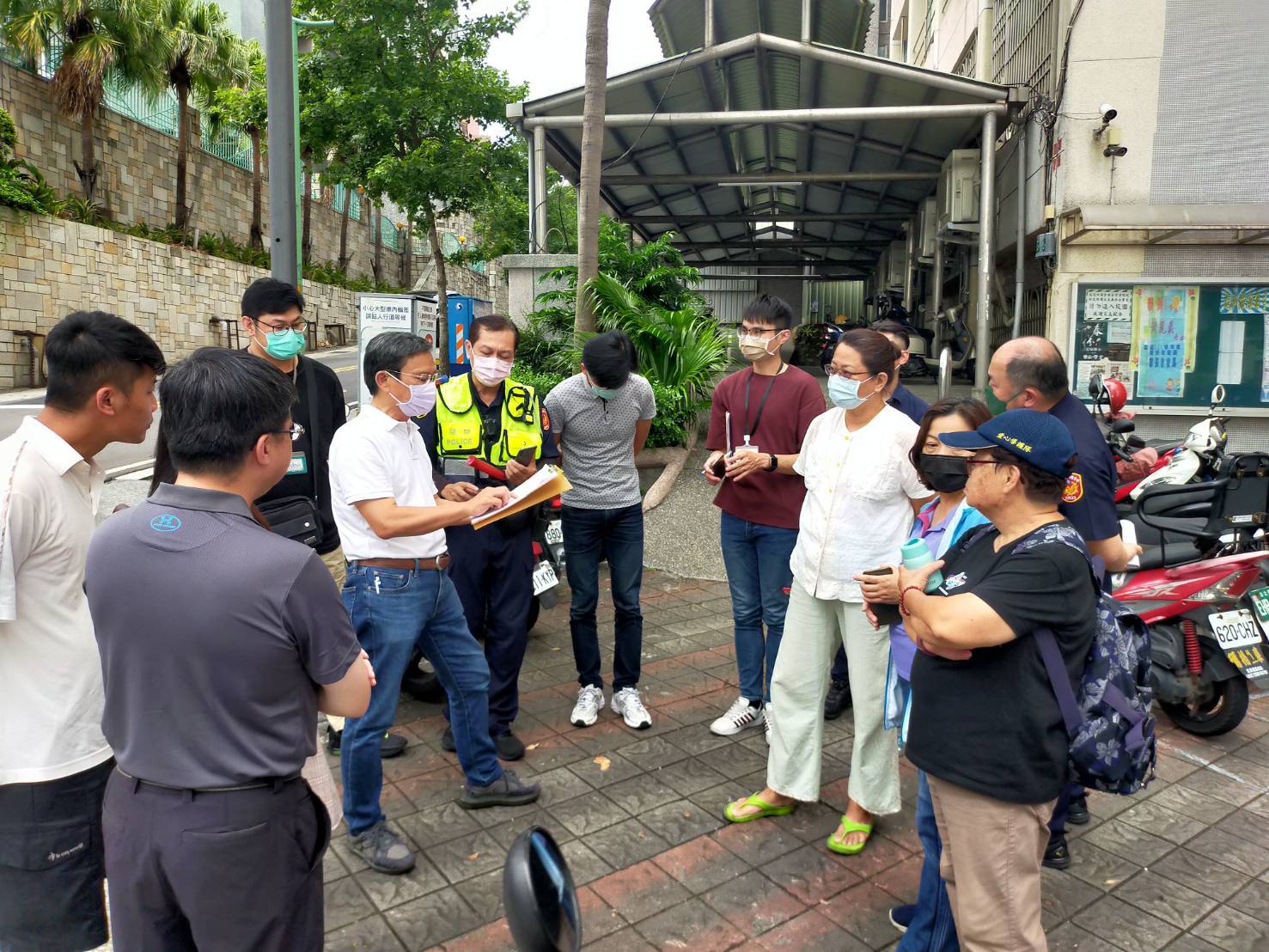 台北市議員陳政忠(穿白衣)接獲民眾反映北投區新民路、泉源路口北側夜間經常受汽機車噪音困擾無法入睡,今天下午邀集市府相關單位會勘決定7月起每周末加強攔檢。(記者張欽翻攝)