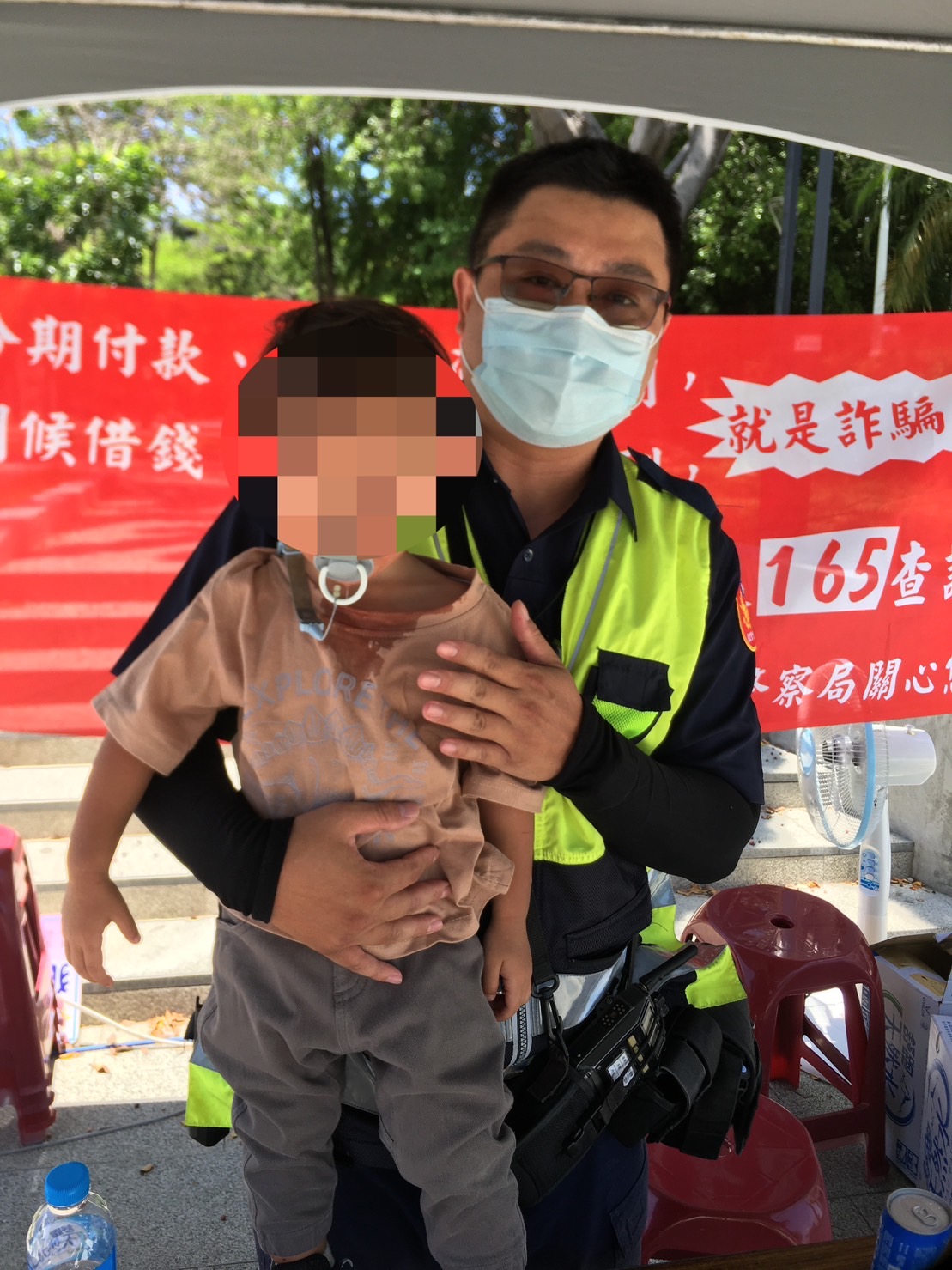 粗心爸逛市集男童走失嚎啕大哭 初任「警爸」陪伴助重逢