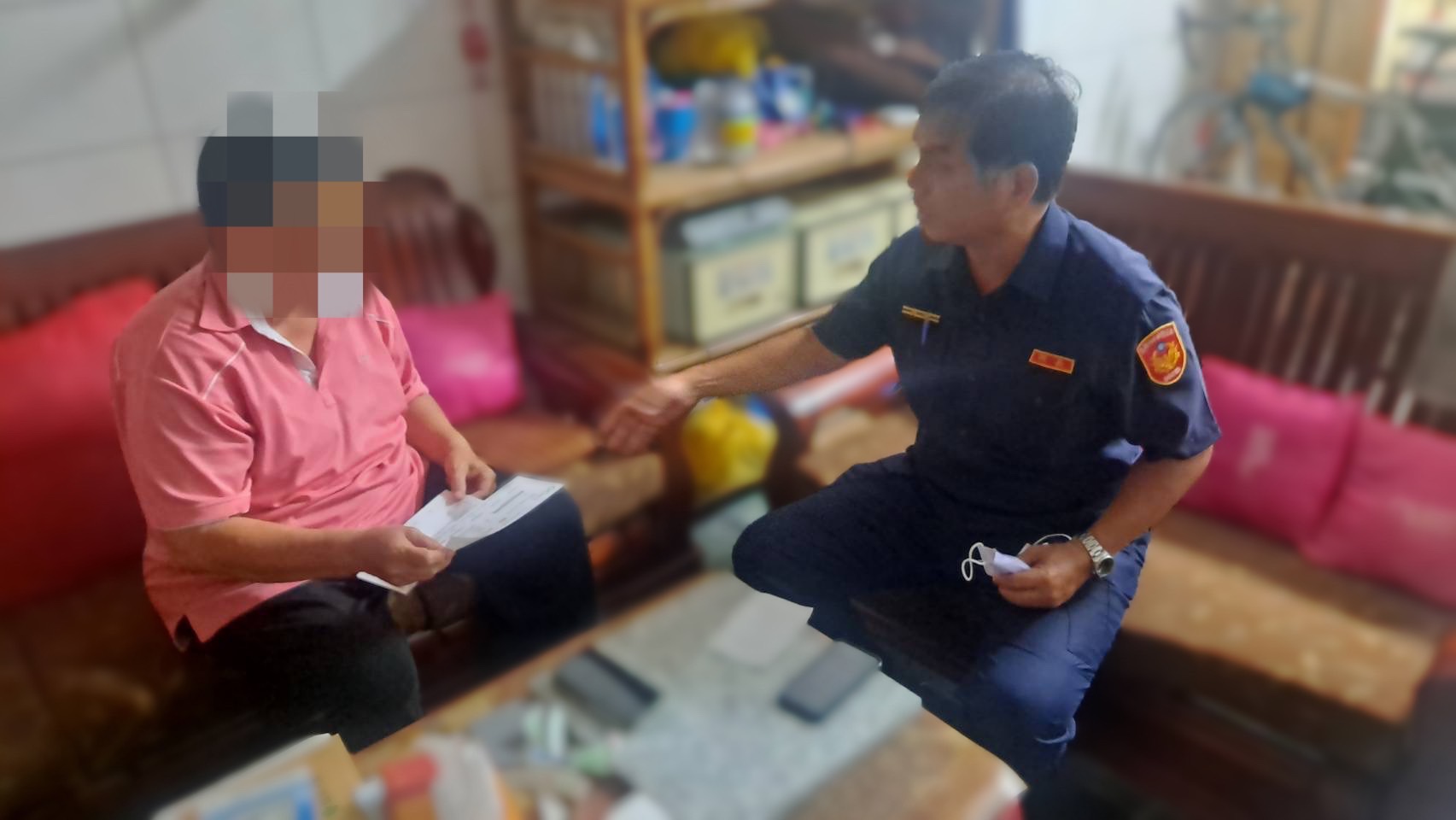 老婦見警竟秒撕提款單說「這是秘密」 所長擔憂仍被騙還到她家「拜託不要匯款」