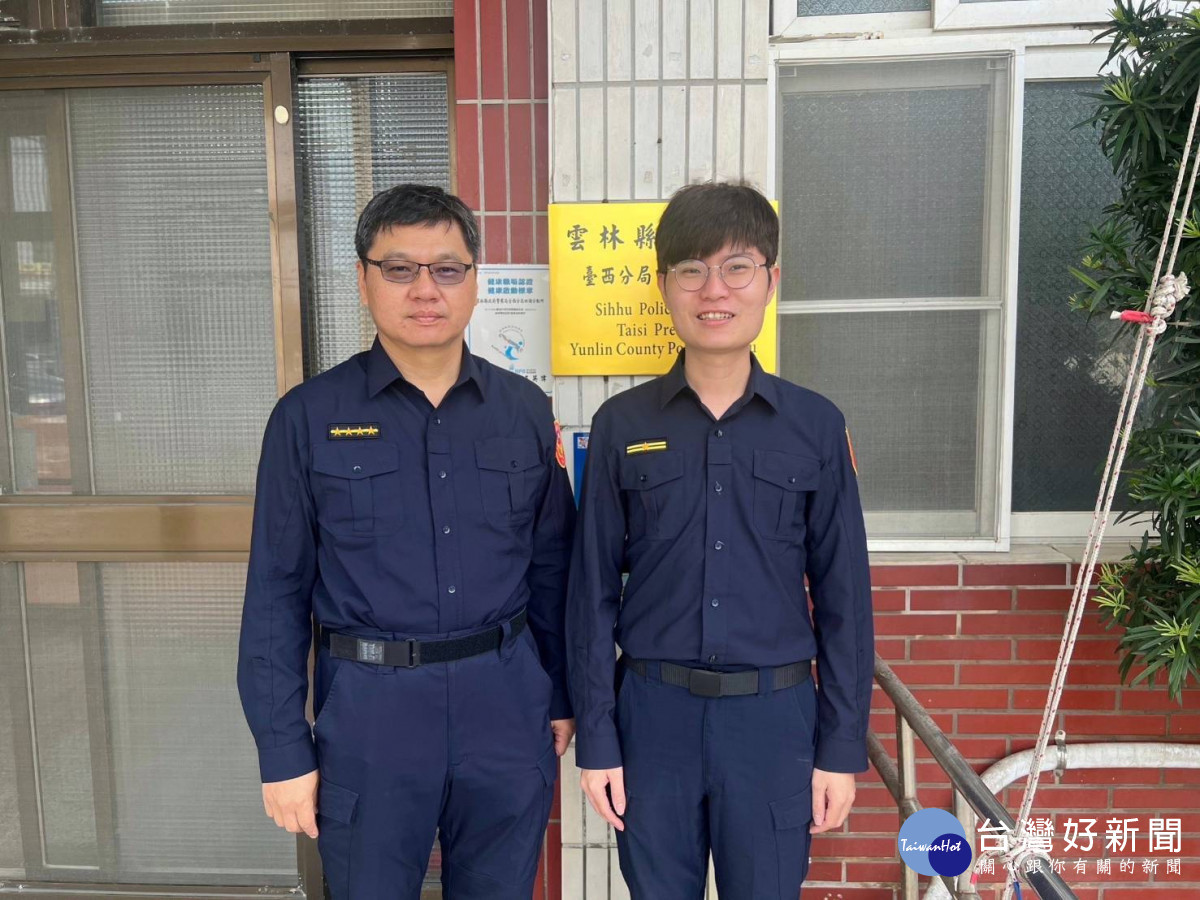 四湖分駐所所長蔡宗錡(右)、巡佐黃建樹(左)熱心助民深獲老翁肯定/陳致愷翻攝