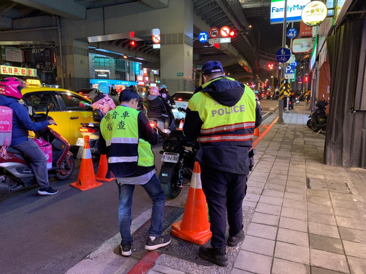 新北環保局與警察局聯合辦理噪音車攔查（圖／新北市環保局提供）
