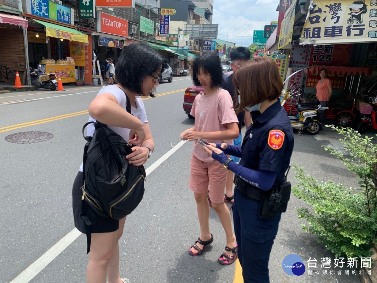 迷路女童由警員協助找到媽媽。