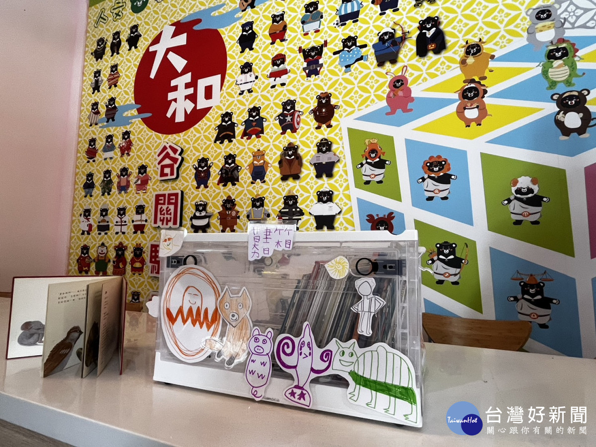 用豐富多彩的色筆個別繪製出自己心目中的募書箱,鼓勵民眾捐贈書籍。