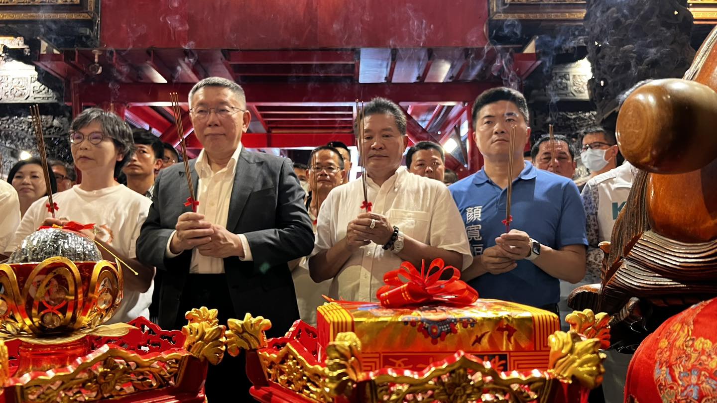 國民黨立委參選人顏寬恒(右1)陪同台灣民眾黨主席柯文哲(左2)參拜鎮瀾宮。翻攝顏寬恒臉書