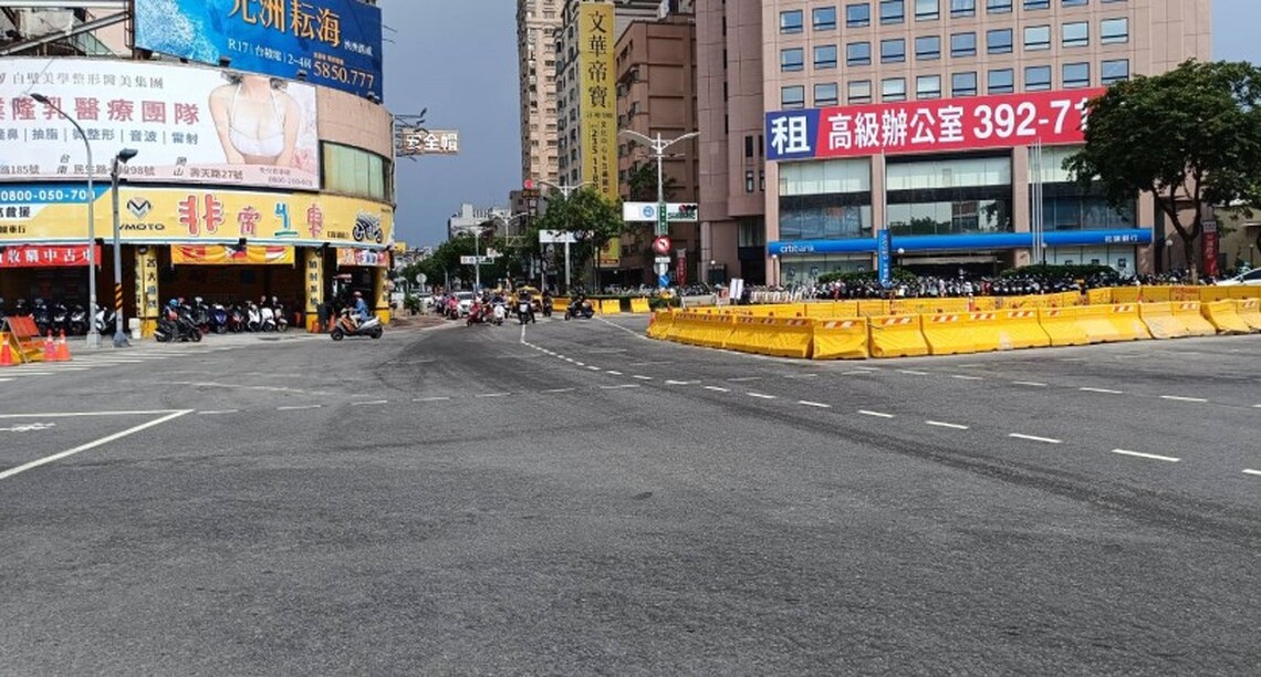 輕軌九如/大順路口 進行第三階段交維施工