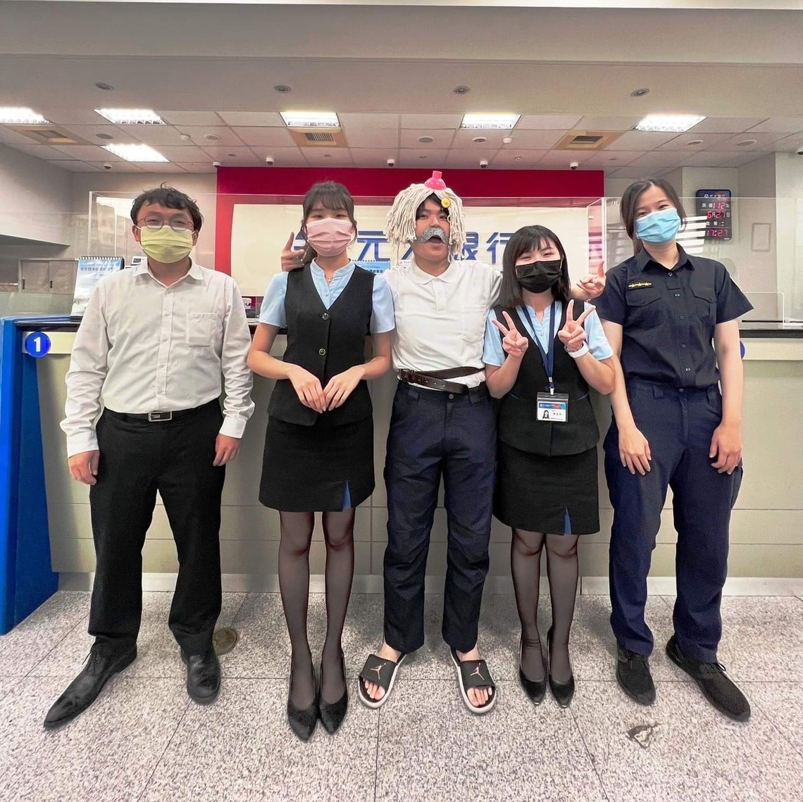 嘉市女警飾演易受騙又頑固阿伯笑場連連 行員溫柔關懷攻勢強化攔阻詐騙