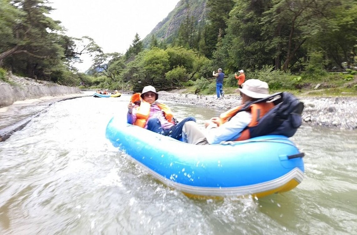 台灣的「泛舟」 四川四姑娘山的「漂浮」