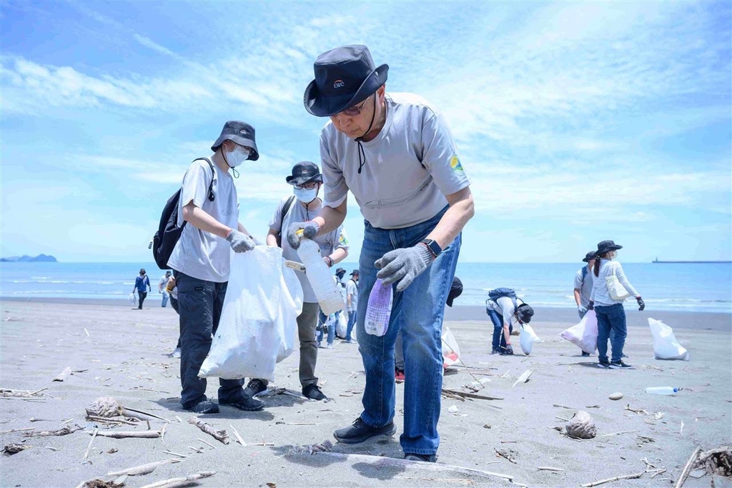 台灣高鐵公司江耀宗董事長號召高鐵人一起揮汗淨灘，用實際行動展現守護海洋、珍愛地球的環保理念。（圖：台灣高鐵）