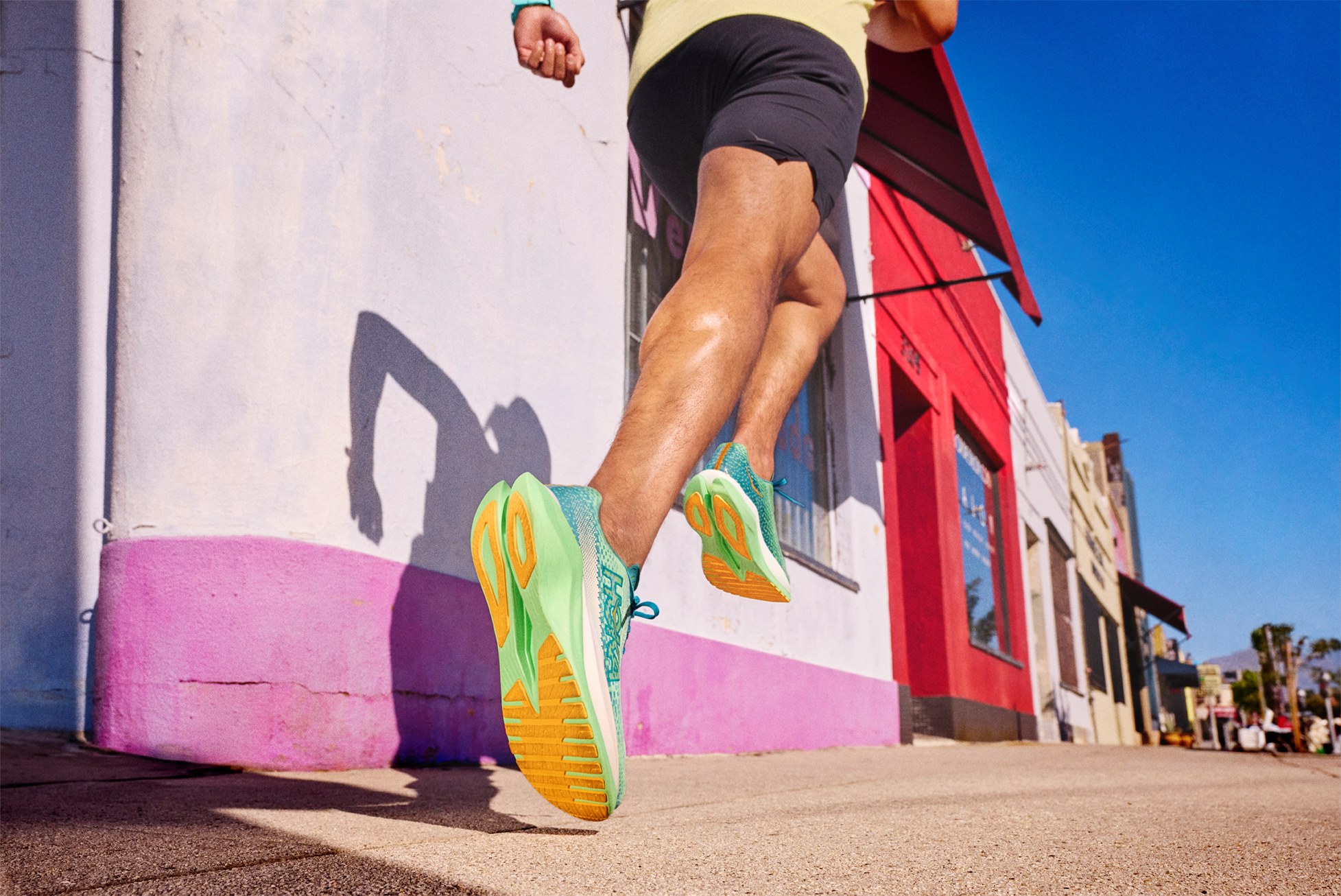 圖說、HOKA針對高階競速市場推出Mach X,多層次中底材質加入Pebax®推進板,展現經營高階市場企圖