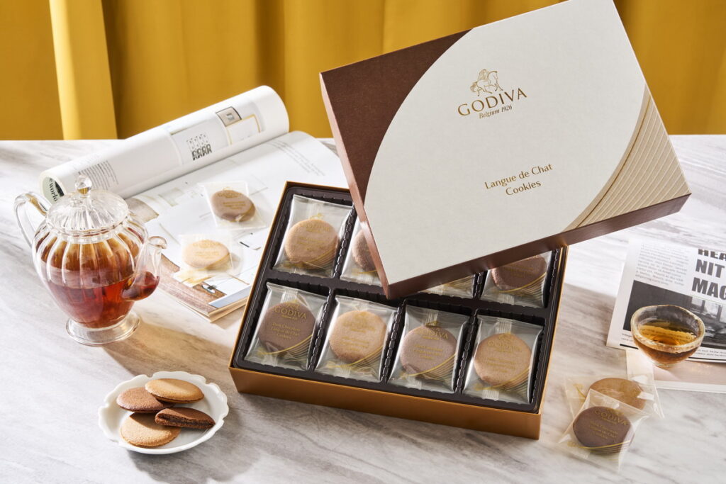 比利時皇室御用巧克力品牌GODIVA推出法式巧克力餅乾系列禮盒,以經典法式甜品「Langues de Chat (貓舌頭)」為靈感,結合輕盈酥脆的薄餅乾與頂級巧克力製成的濃郁夾心,帶來口感豐富而細膩的法式巧克力餅乾!