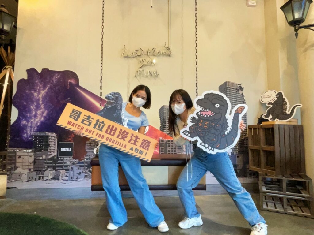 超酷炫的哥吉拉與基多拉等,各式知名怪獸們更隱身在繼光香香雞的城市樂園,都是超好拍的網美打卡場景。圖/香繼光提供