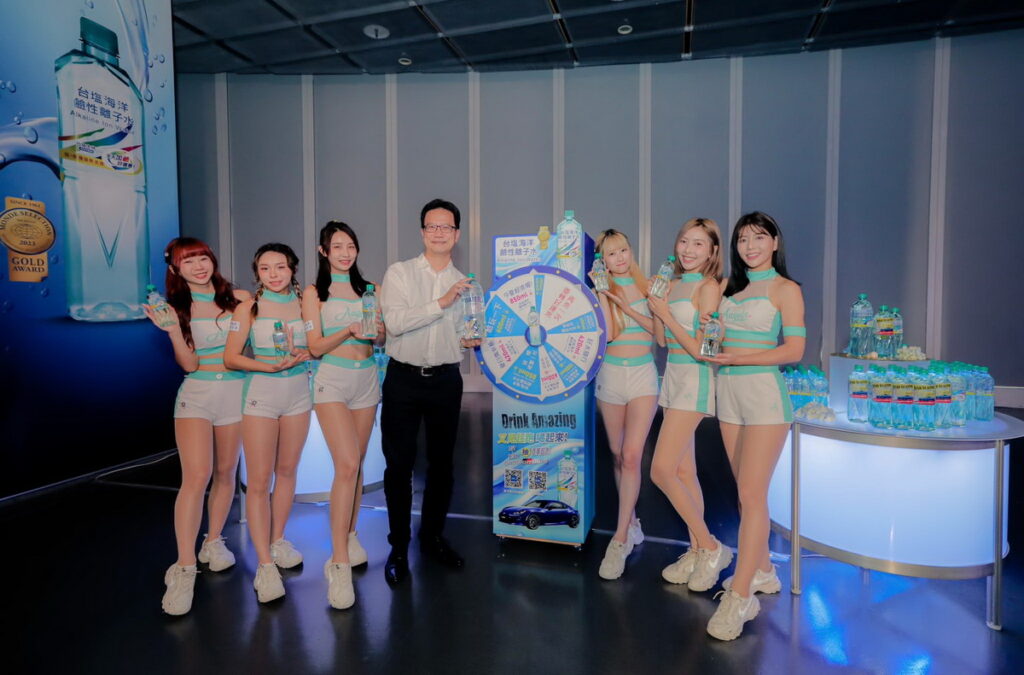 「台塩海洋鹼性離子水」限時送水快閃活動,邀粉絲一起玩趣味轉盤遊戲,現場全規格包装好水大方送。