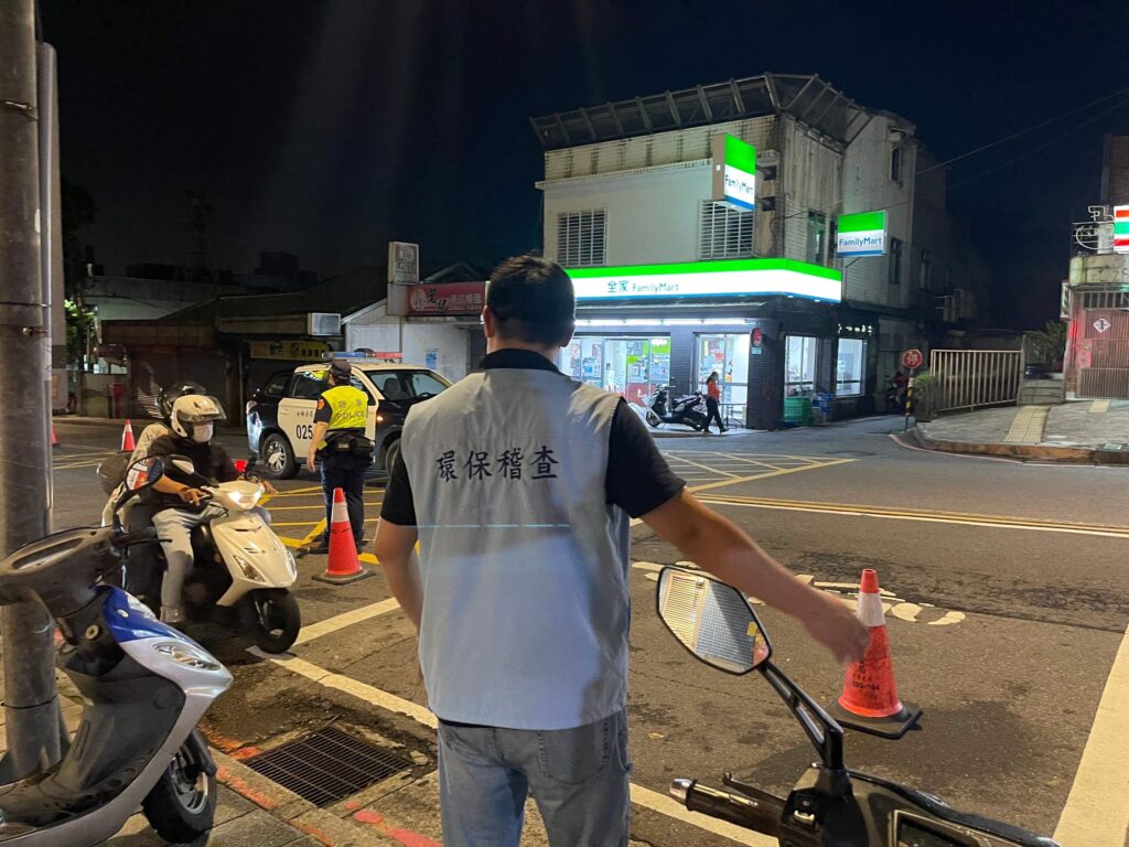 士林分局因應即將到來的暑假,聯合「警、環、監」強力執行「靜城專案」及「防制危險駕車專案」,掃蕩於士林地區疾駛的改裝車輛,防制無照駕駛、超速、噪音及危險駕車等