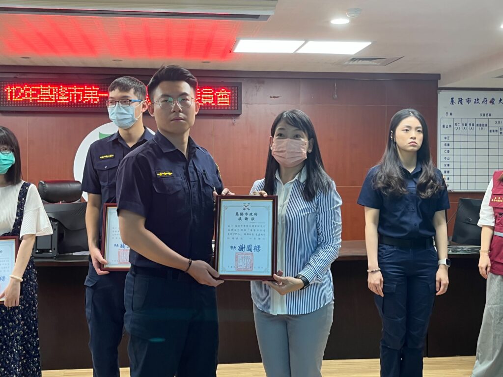 基隆市政府於112年6月29日頒發111年度「基隆市珍愛生命守門人獎勵」獎狀給員警蔡明斌、鍾育致、呂佳錚等3員