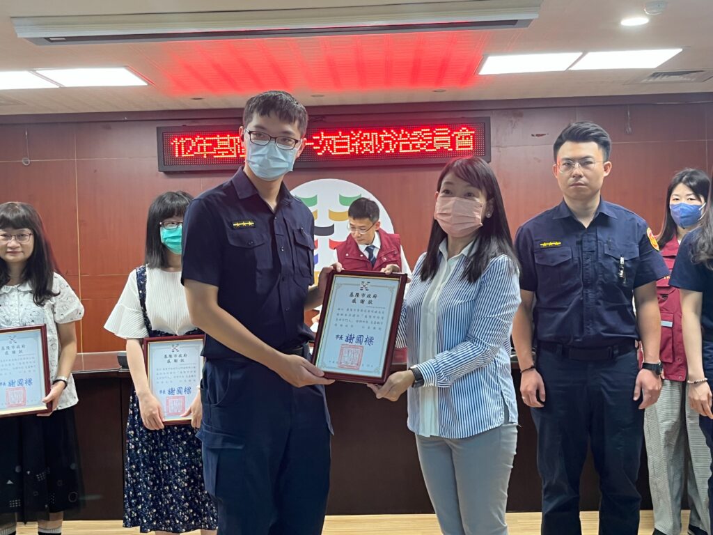 基隆市政府於112年6月29日頒發111年度「基隆市珍愛生命守門人獎勵」獎狀給員警蔡明斌、鍾育致、呂佳錚等3員