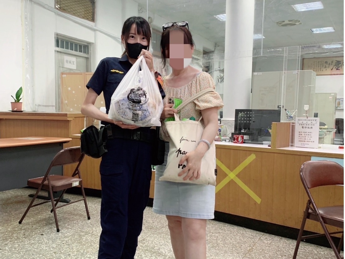 ▲圖說：張婦特地購買一袋雞排感謝員警的熱心協助 （圖／台中市政府提供）