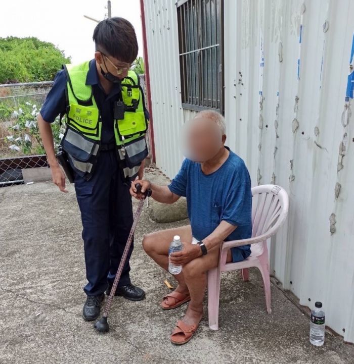 失智老翁身體不適跌坐路中 員警獲報協助送返家
