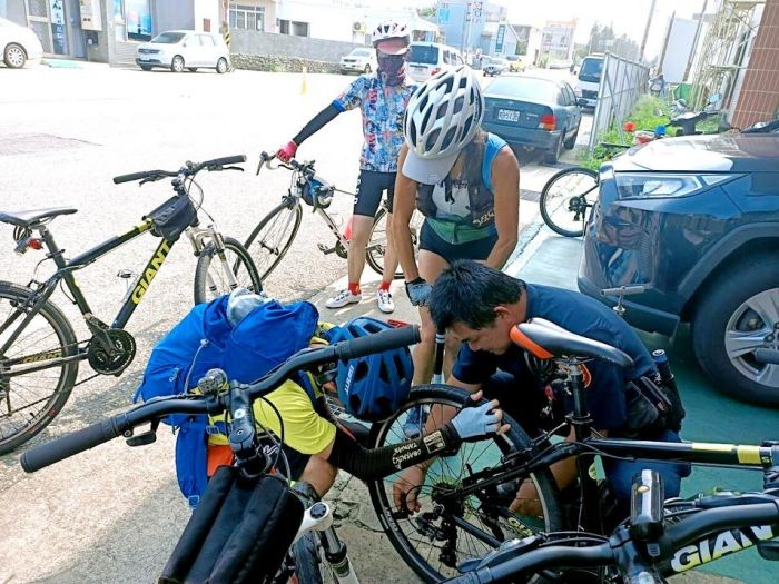 旅客自行車輪胎爆胎 湖西所鐵馬驛站協助修繕