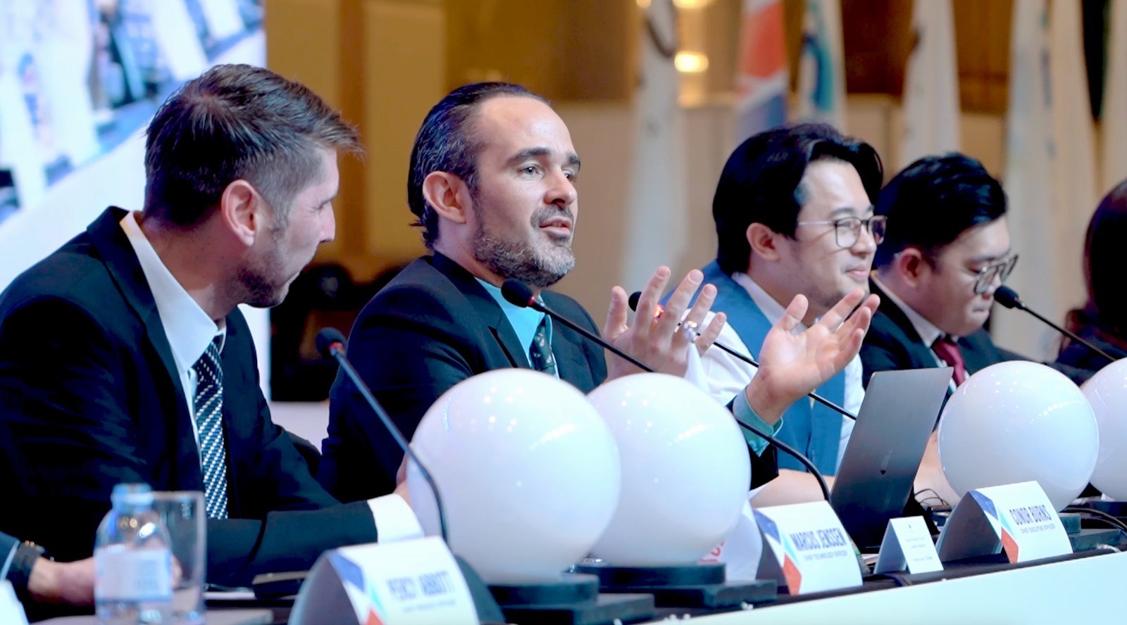 UEZ Markets的領導團隊CTO首席技術官 Marcus jenssen(左一) CEO首席執行官Conor burns(中) 及APAC亞太區高級副總裁Manson kong(右二), 分享公司的發展動向。(圖/UEZ Markets優易匯提供)