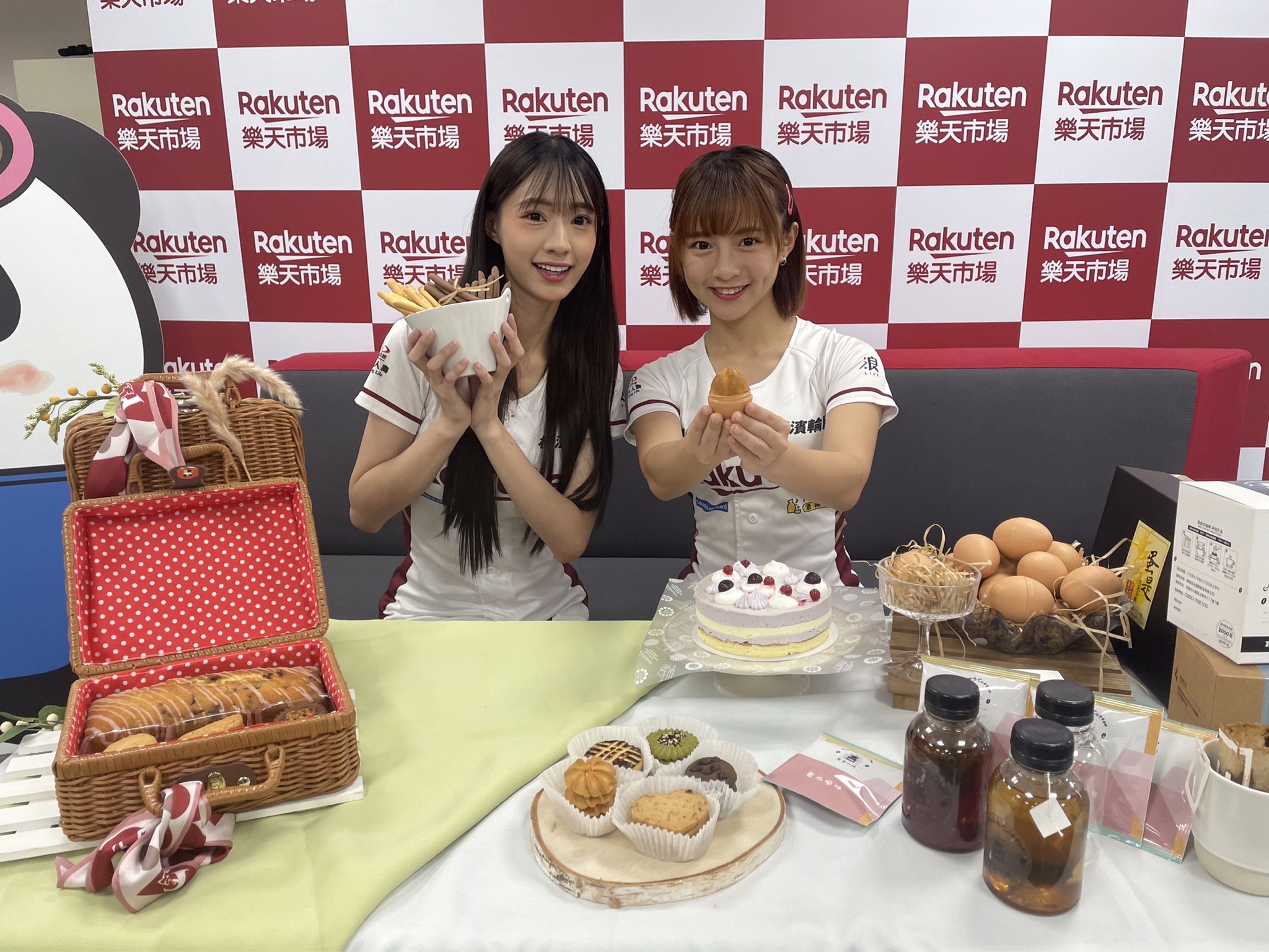 日本樂天集團旗下樂天市場推出「2023夏日美食展」,邀請樂天女孩嘎琳、十元擔任一日美食大使。(記者/司徒攝)