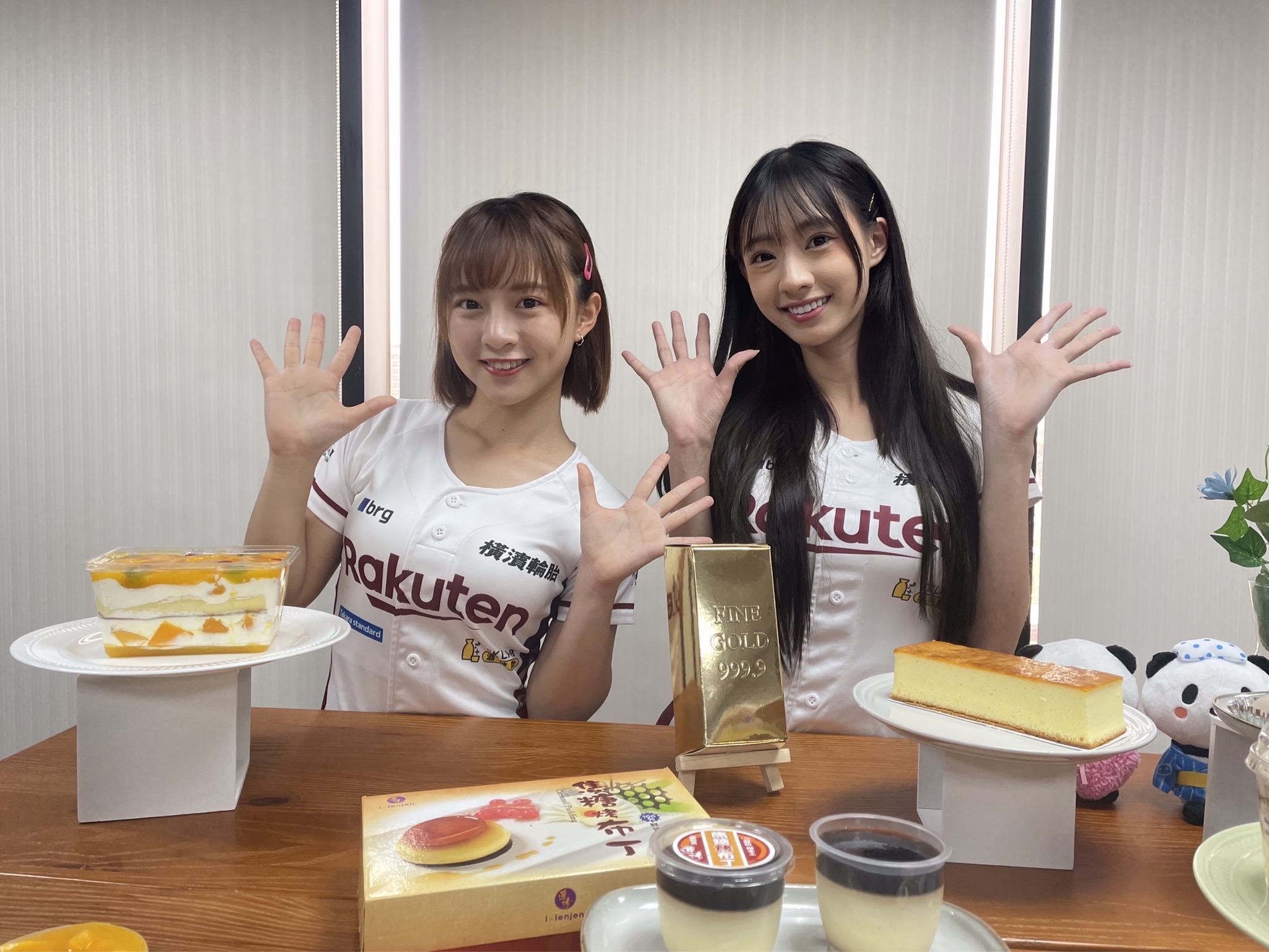 樂天女孩嘎琳、十元擔任一日美食大使,推薦基隆百年老店「連珍糕餅」、人氣堅果零嘴「每日優果」、創意甜點「木匠手作」等等等,無論想吃哪一種美食都能一次滿足吃貨味蕾。(記者/司徒攝)