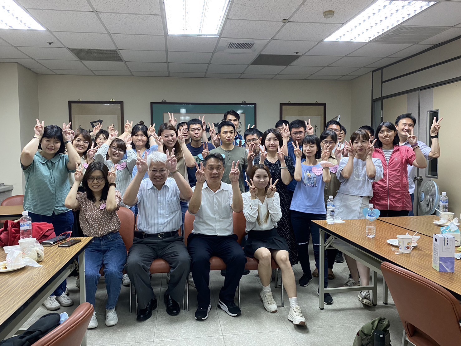 ▲嘉義醫院黃元德院長(前左2)和中華電信嘉義營運處閻中興總經理是此次活動的推手(前右2)。(院方提供)