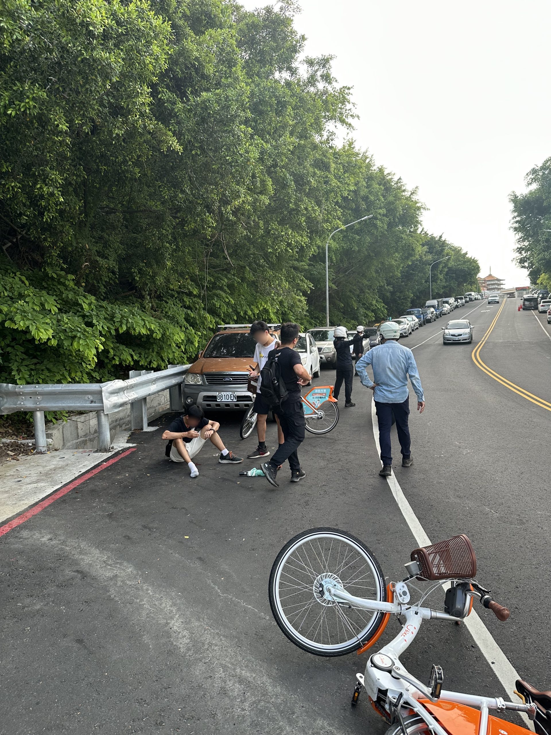 男學生YOUBIKE不穩「犁田」滿臉血 義勇民眾下車各自分工嚇「怎麼這麼專業」