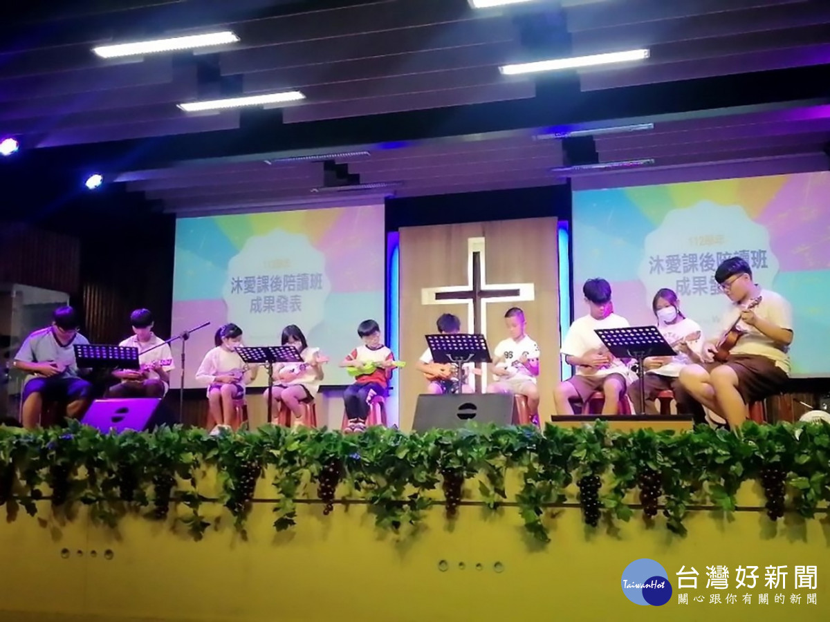 烏克麗麗班的孩子在成果發表會舞台上精彩演出世界名曲《卡農》。