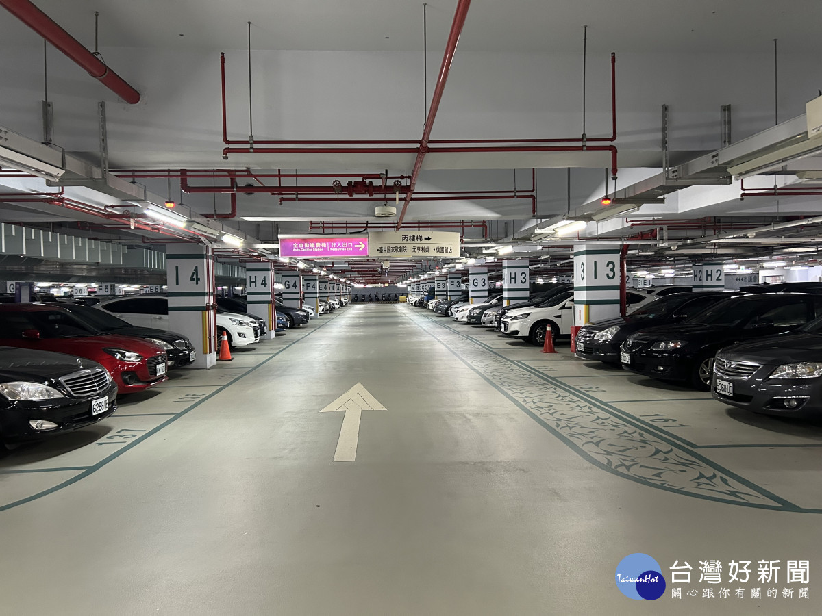 市府在市政大樓B2停車場提供員工停車,月票每月600元。