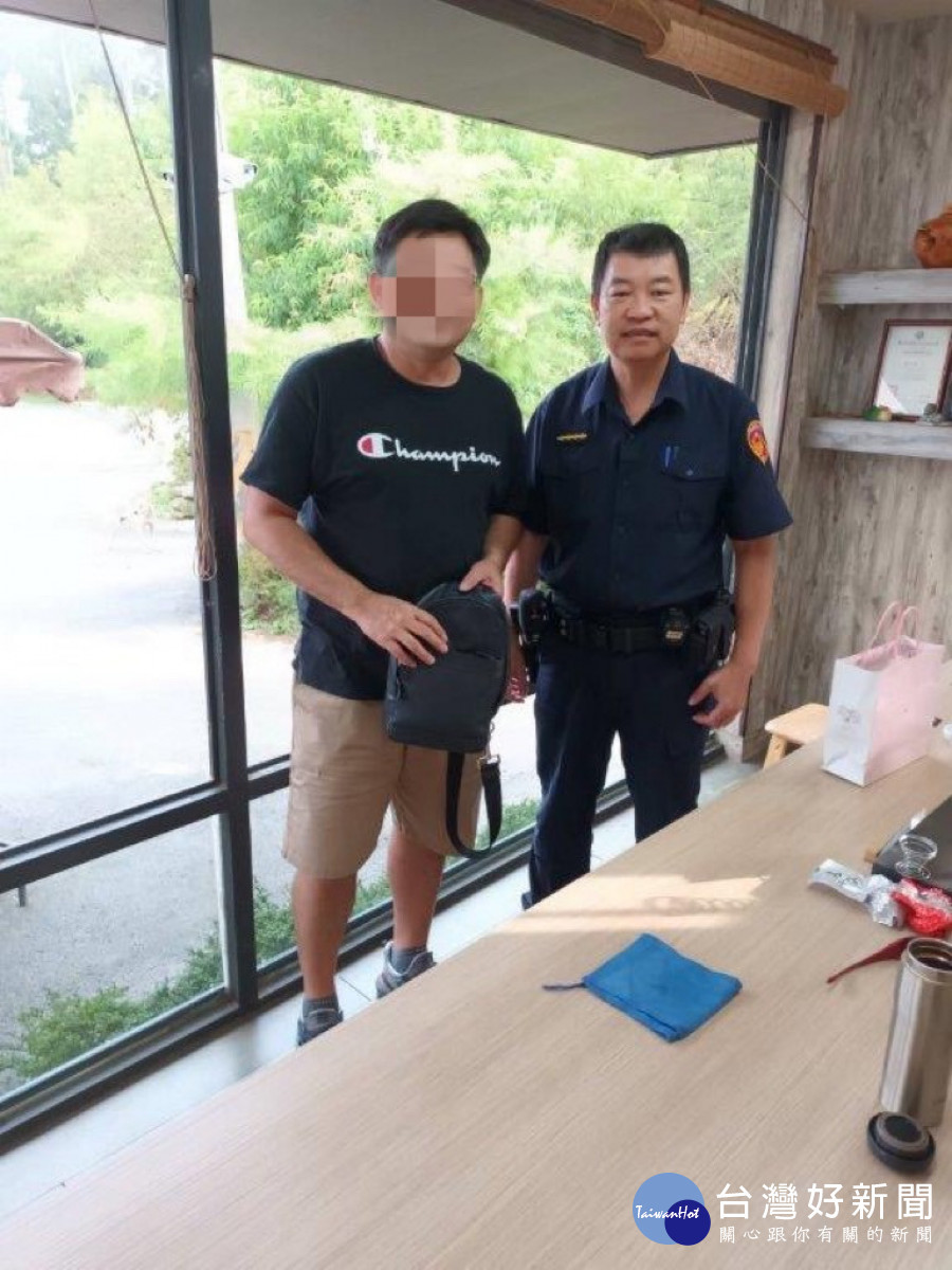 員警幫民眾找回包包／警方提供
