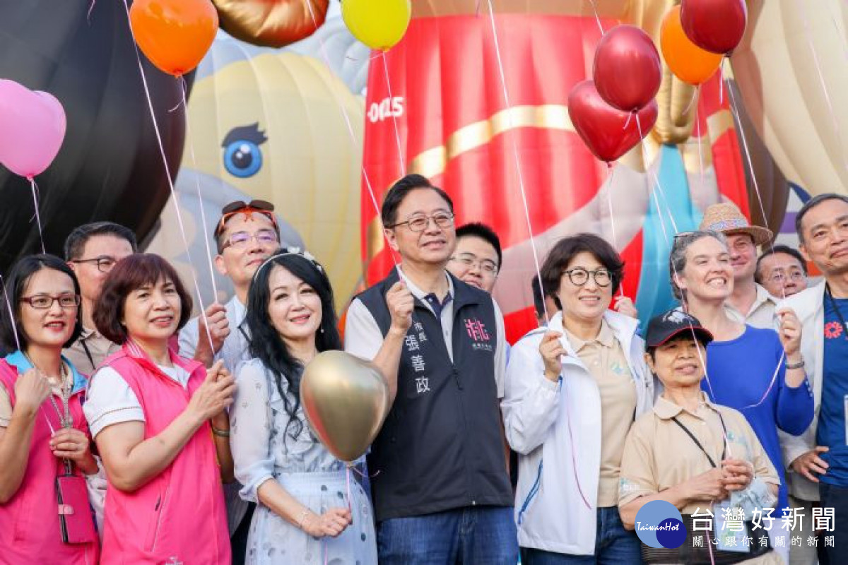 張市長與貴賓一同參與「台灣國際熱球嘉年華開幕-萬球齊飛」的活動。