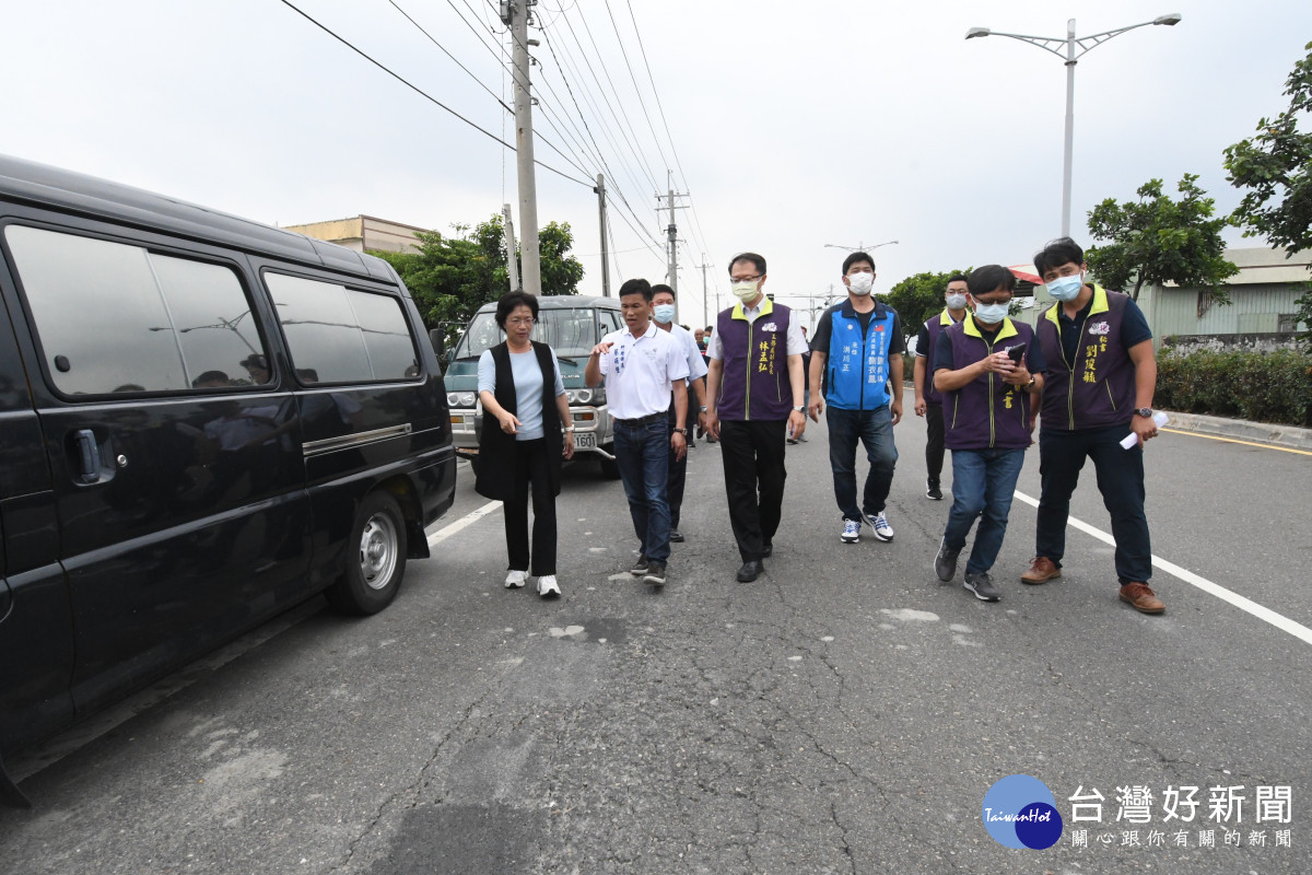 縣長王惠美視察改善竹塘鄉東陽路二段與一段老舊破損道路。圖／記者鄧富珍翻攝