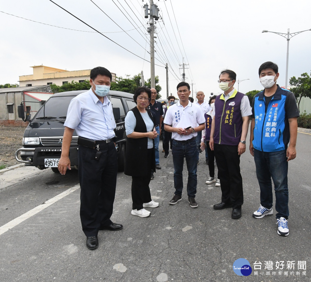 縣長王惠美視察改善竹塘鄉東陽路二段與一段老舊破損道路。圖/記者鄧富珍翻攝