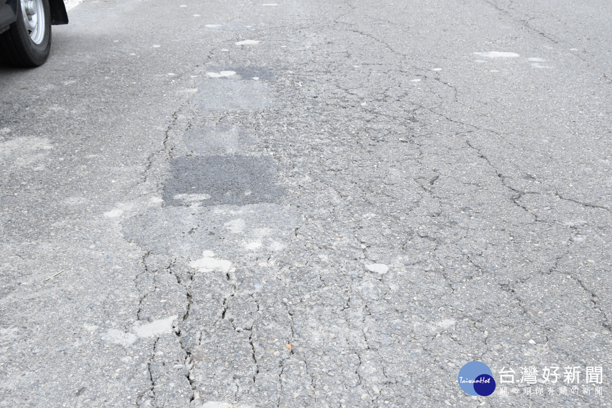 竹塘鄉東陽路二段與一段老舊破損道路。圖/記者鄧富珍翻攝