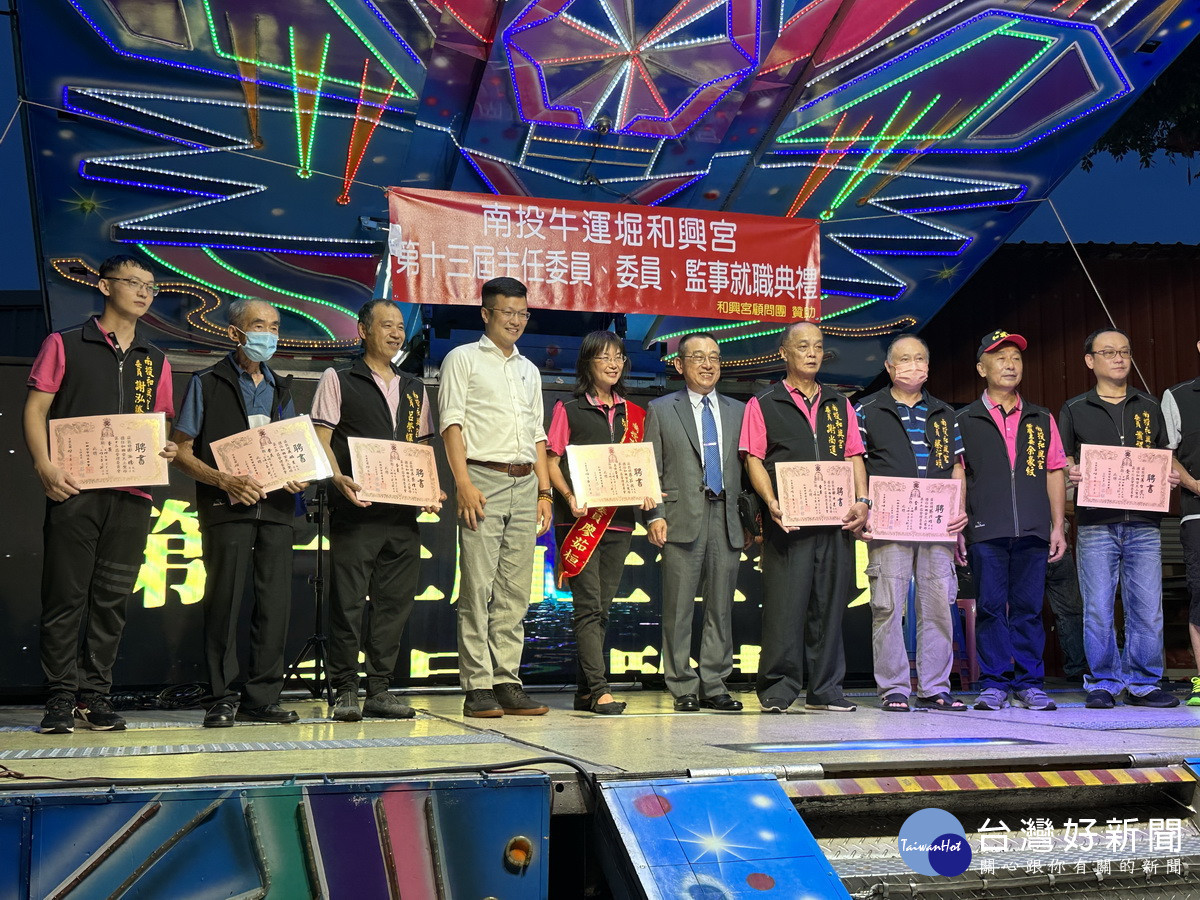 主委與委員監事授聘書。(記者扶小萍攝)