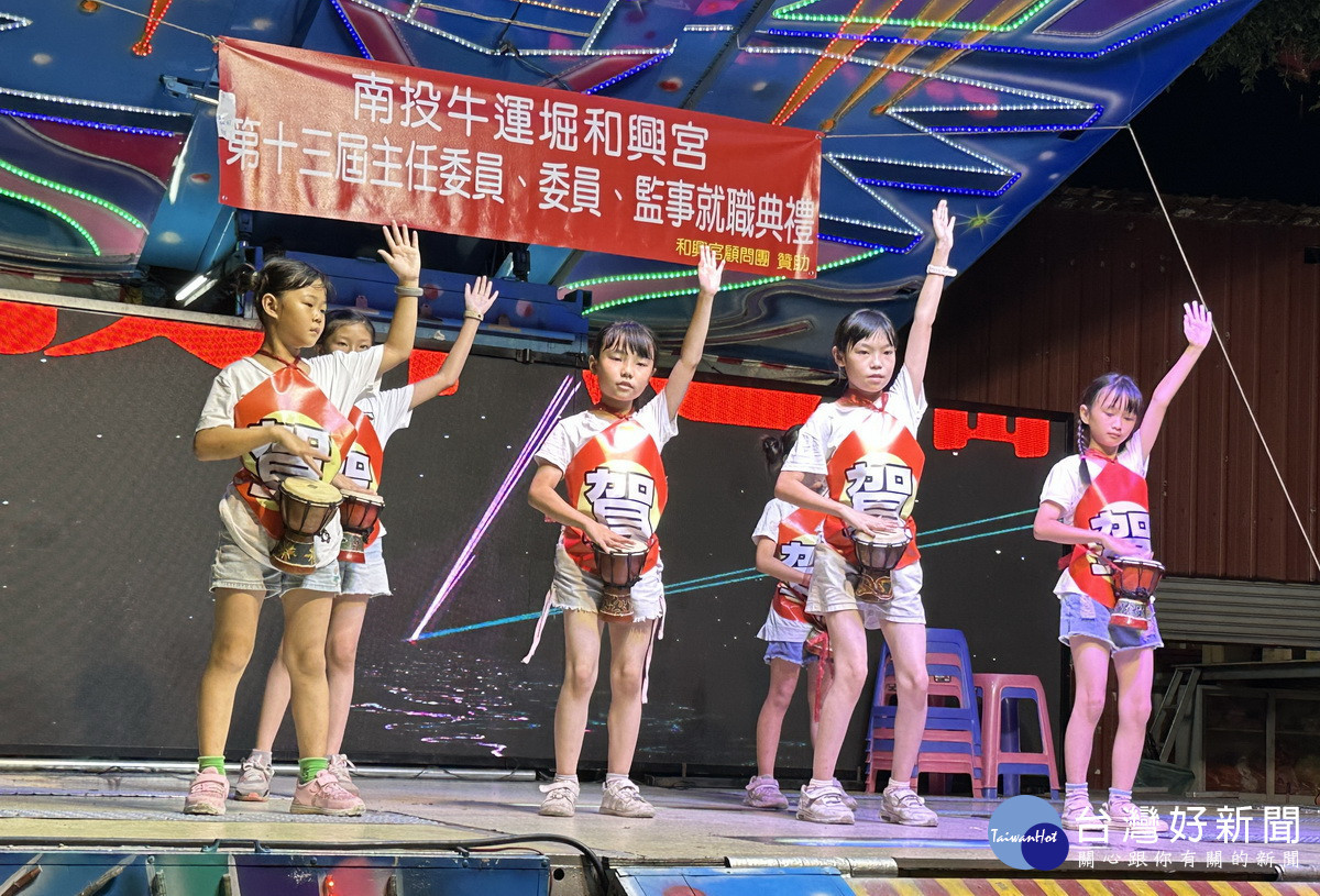 哼哈哈響賀綜藝樂團表演舞蹈。(記者扶小萍攝)