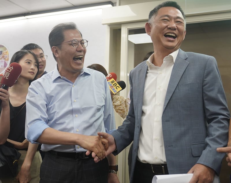 北農30日下午召開董事會完成人事改選，新任董事長由金門縣前縣長楊鎮浯（右）出任，總經理則由高雄市前農業局長吳芳銘（左）擔任。中央社