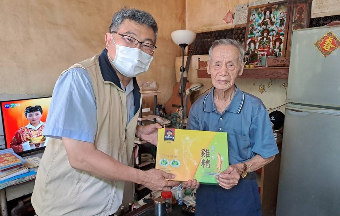 高雄市榮服處探視年長獨居榮民 提供便民服務