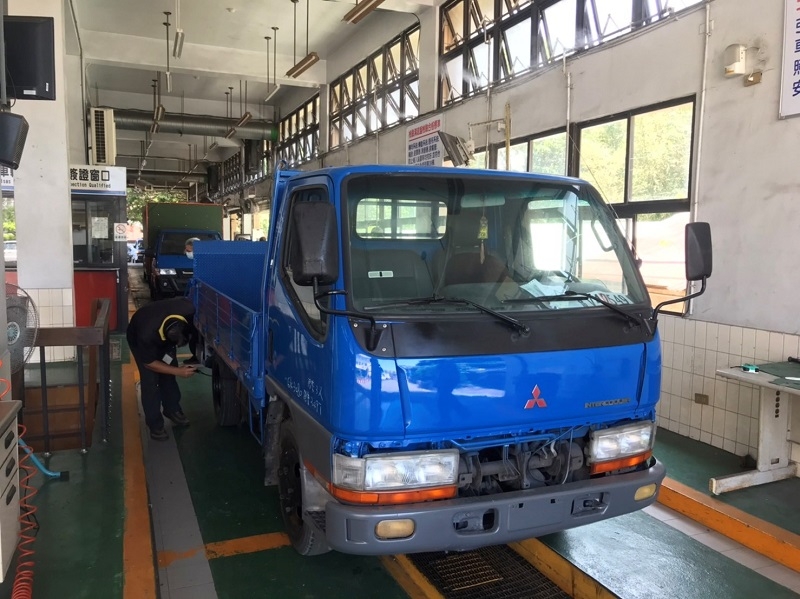 自112年7月1日起凡汽油汽車車齡滿8年者，當車齡為偶數時即須接受排氣檢驗一次(即每2年檢驗一次)（圖：交通部）