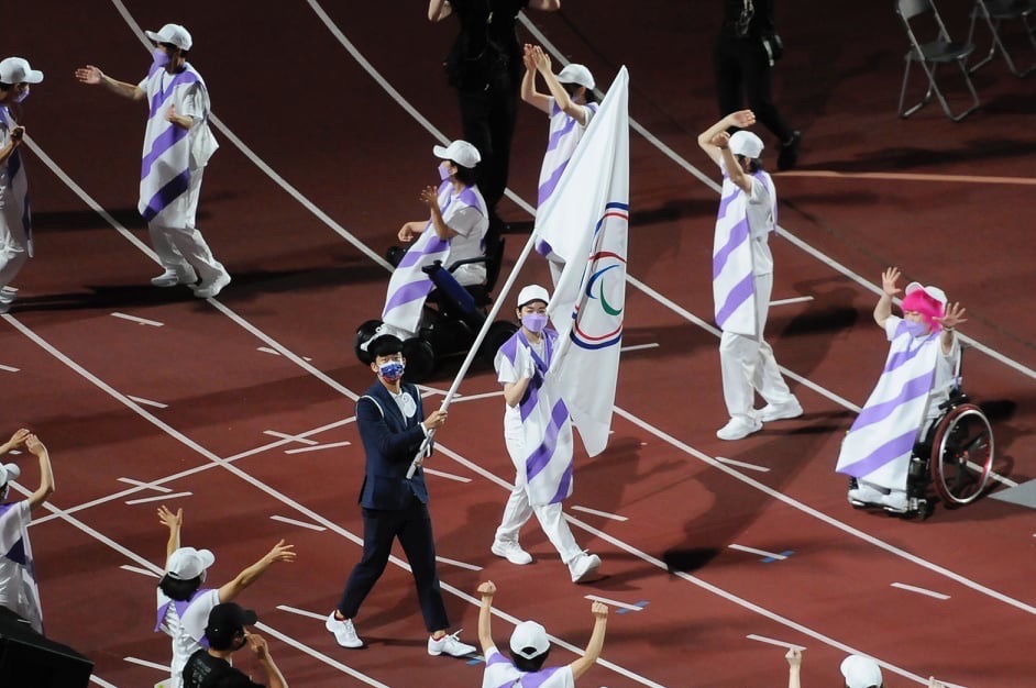 方振宇是 2020 東京帕運臺灣代表團最後一位壓軸出賽選手,他開玩笑的說如果當時沒有打進四強,也沒有機會參加閉幕典禮上掌旗(圖片來源:方振宇)
